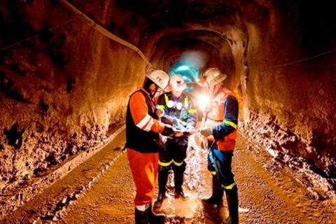 Plusmining hombres en un tunel minero