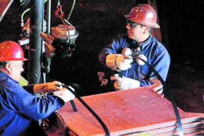 Plusmining mineros manipulando laminas de cobre