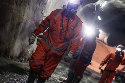 Plusmining mineros trabajando dentro de una mina