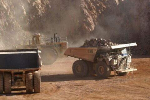 Plusmining camiones mineros cargando material
