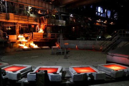 Plusmining contenedores con cobre fundido enfriándose
