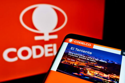 Celular con la imagen del sitio web de Codelco