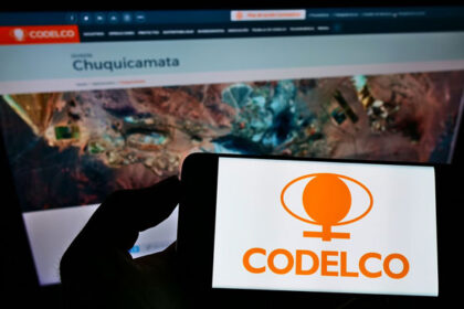 Plusminig, Codelco logo on a cell phone screen
