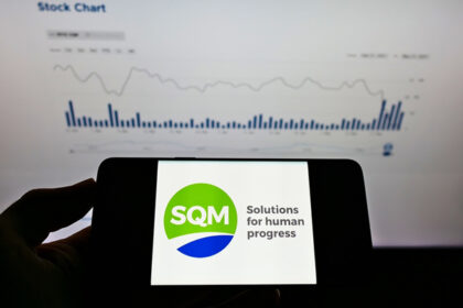 Plusmining logo SQM en pantalla de celular