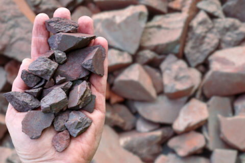 mano sosteniendo piedras de acero