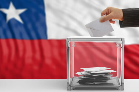 votaciones presidenciales bandera de chile y caja con votos