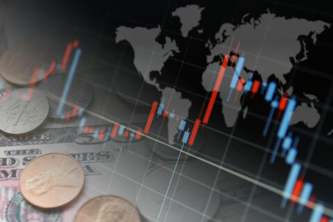 grafico con fondo de imagen del mundo y monedas