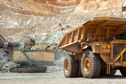 maquinaria y camión minero