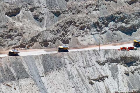 camiones mineros circulado por caminos