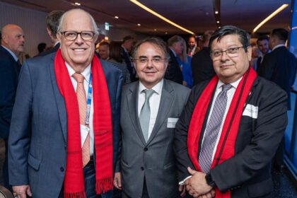 juan carlos guajardo junto a asistentes a imarc 2025