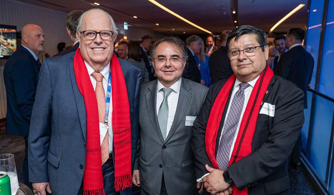 juan carlos guajardo junto a asistentes a imarc 2025