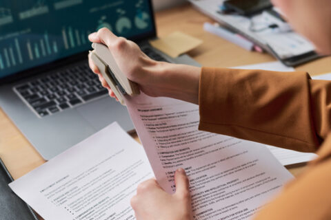 manos archivando documentos