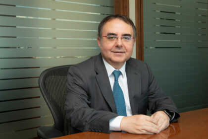 director de plusmining juan carlos guajardo dentro de una oficina