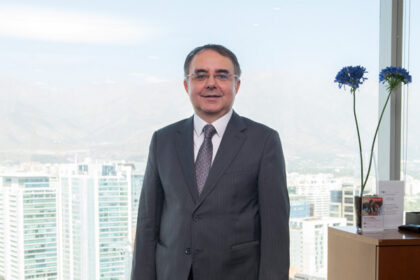 director plusmining juan carlos guajardo dentro de una oficina