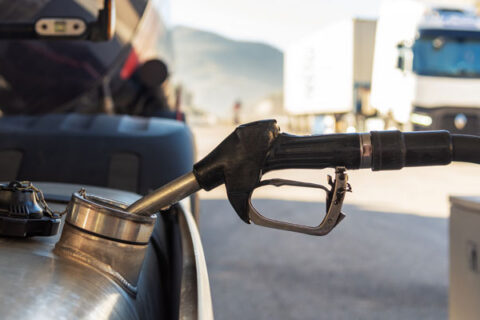 carga de bencina en un estanque