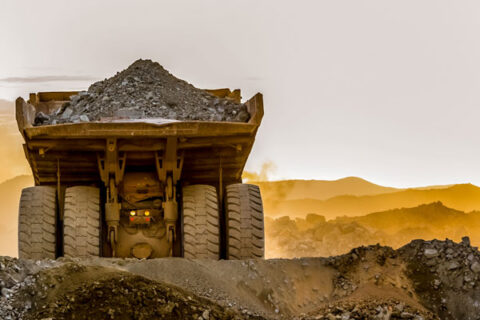 camion minero trasladando material