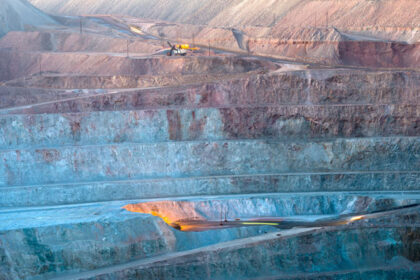 maquinaria trabajando en mina tajo abierta