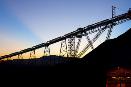 estructura de zona minera en el atardecer