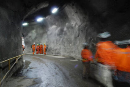 mineros al interior de un tunel minero