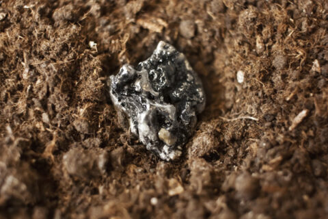 trozo de mineral sobre tierra