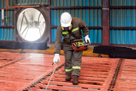 trabajador en labores mineras